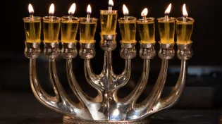 האם מותר להדליק נרות חנוכה עם נרות רגילים?