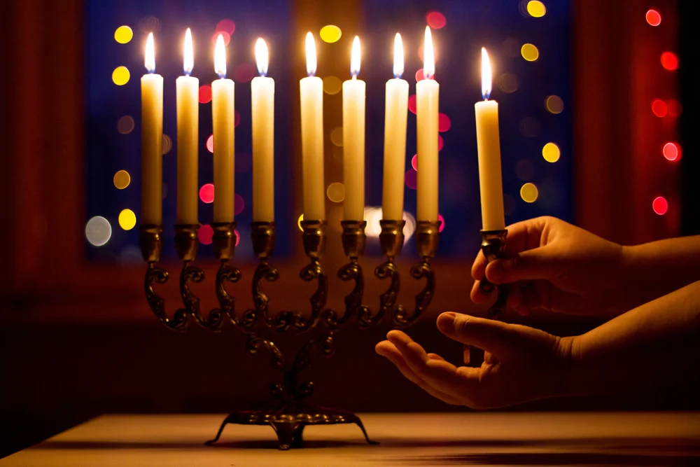 האם מותר להדליק נרות חנוכה עם ילדים לא יהודים? הרב אברהם ישעיהו בן חמו משיב על השאלה 