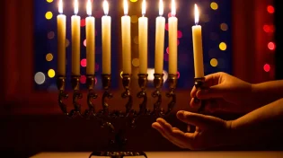 האם מותר להדליק נרות חנוכה עם ילדים לא יהודים?