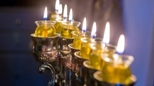 מדוע חשוב לשמור על סדר הדלקת נרות החנוכה?
