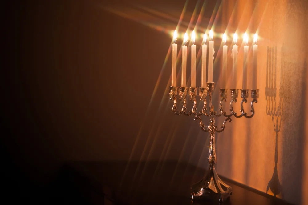 מתי יש להדליק נרות חנוכה במוצאי שבת? הרב אברהם ישעיהו בן חמו משיב על השאלה 