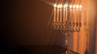 מתי יש להדליק נרות חנוכה במוצאי שבת?