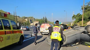 ארבעה בני משפחה נפצעו באורח בינוני וקל בתאונת דרכים בכביש 1 