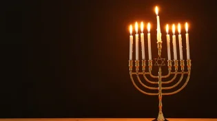 האם מותר להדליק נרות חנוכה במקומות עבודה?