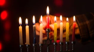 מהו זמן הדלקת נרות חנוכה לפי ההלכה?