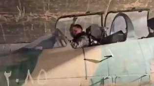 יד ראשונה מאסד: מטוס הקרב בידי המורדים