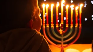 מה ההלכה אומרת על ילד קטן המדליק נרות?