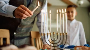 כמה ברכות יש לברך בהדלקה הראשונה?