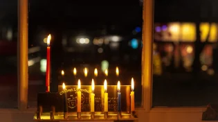מה עושים במקרה של טעות בהדלקת הנר הלא נכון?