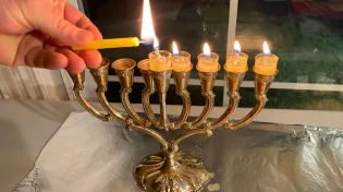 האם מותר להדליק נרות חנוכה בשבת?