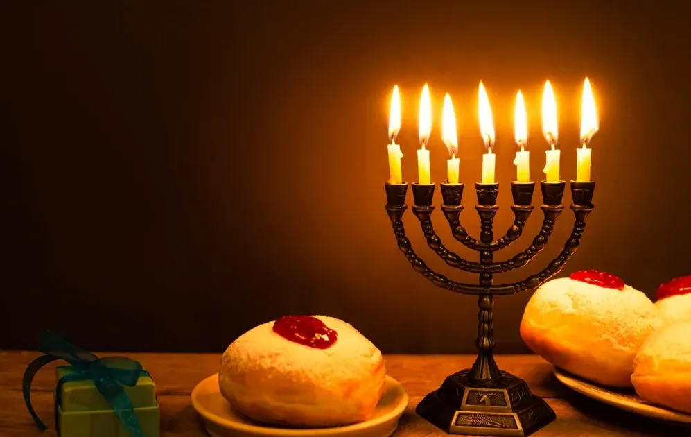 האם יש עדיפות להדליק נרות חנוכה בכל יום באותו מקום? הרב אברהם ישעיהו בן חמו משיב על השאלה 