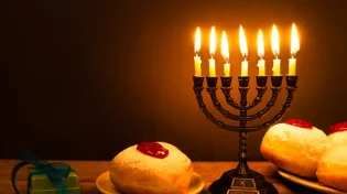 האם יש עדיפות להדליק נרות חנוכה בכל יום באותו מקום?