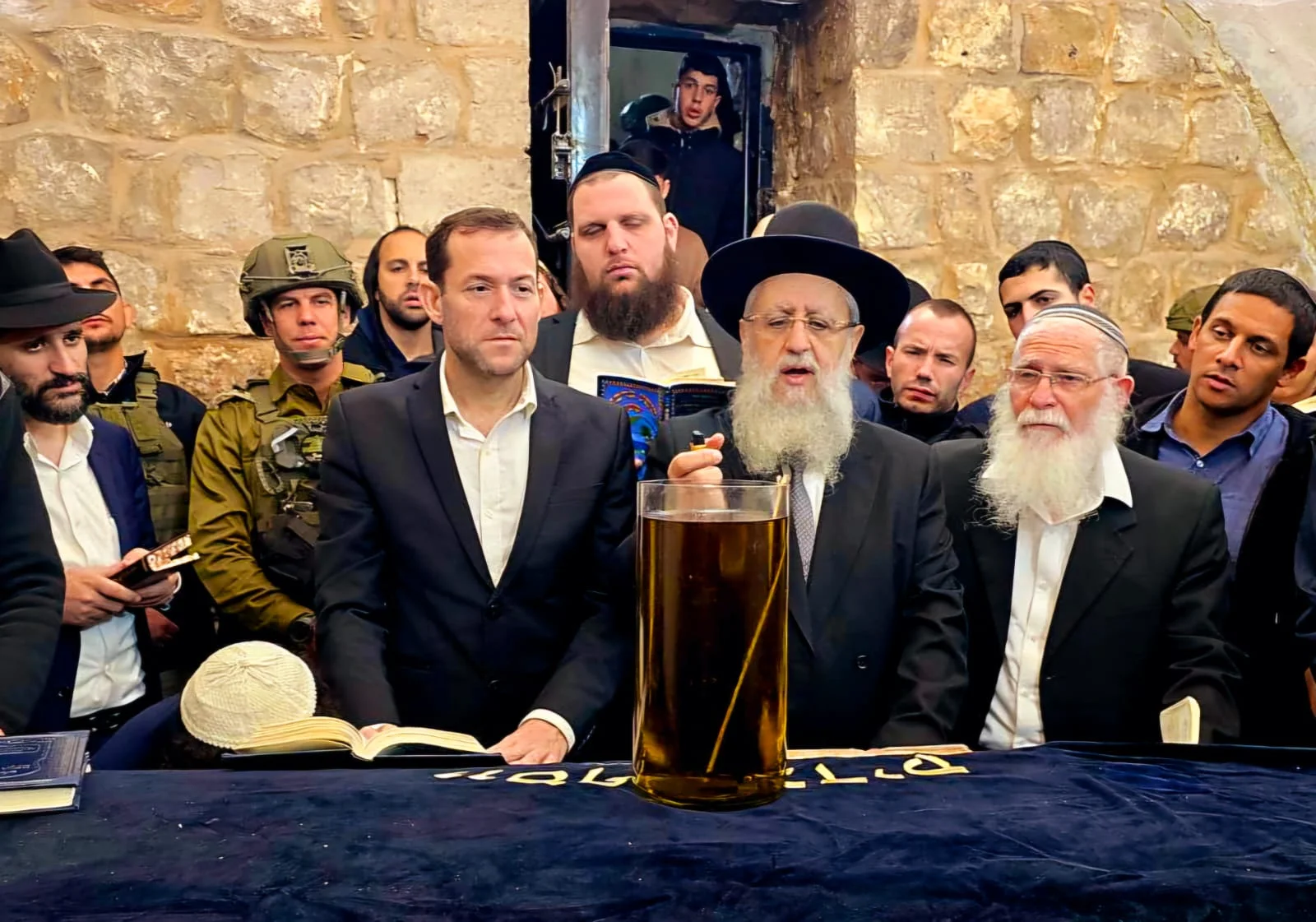 ביקור נדיר של הראשל"צ בקבר יוסף: "זו בעלותנו על הארץ כולה" ביקור נדיר של הראשל"צ בקבר יוסף: "זו בעלותנו על הארץ כולה"