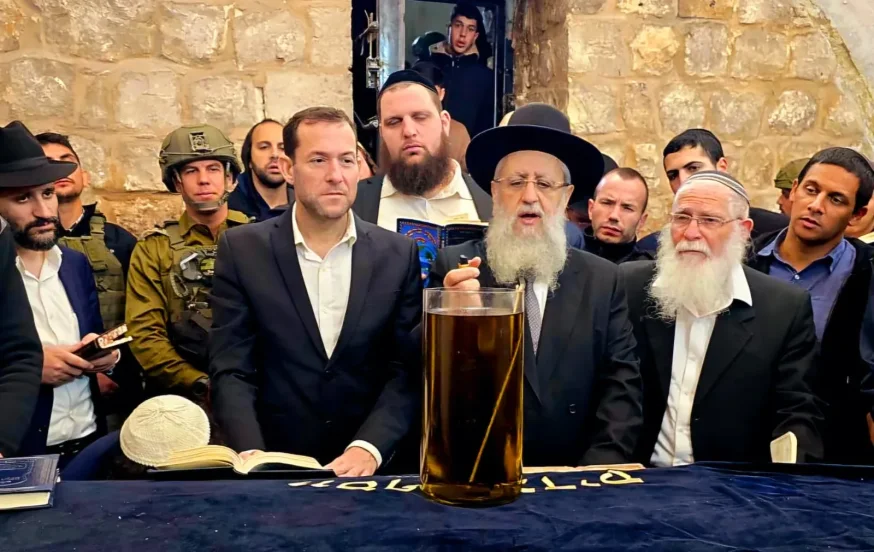 ביקור נדיר של הראשל"צ בקבר יוסף: "זו בעלותנו על הארץ כולה" ביקור נדיר של הראשל"צ בקבר יוסף: "זו בעלותנו על הארץ כולה"