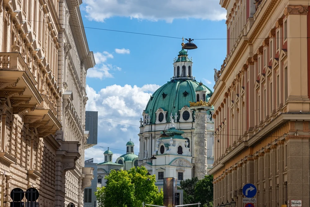 חסיד הותקף בווינה: קבוצת ניאו-נאצים חטפה את השטריימל