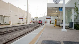 אדם נפגע מרכבת חולפת בתחנת חולון; תנועת הרכבות נעצרה 