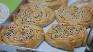 אכל כמות גדולה של בורקסים ולא שם לב. מה עליו לברך?