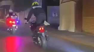 פעלולים עם האופנוע. תזהרו, כי במקרה הזה הם נגמרו לא טוב