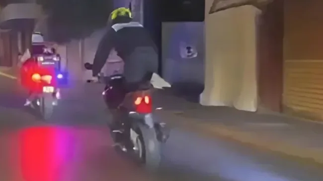 פעלולים עם האופנוע. תזהרו, כי במקרה הזה הם נגמרו לא טוב