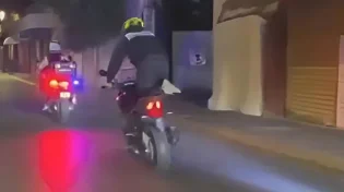 פעלולים עם האופנוע. תזהרו, כי במקרה הזה הם נגמרו לא טוב