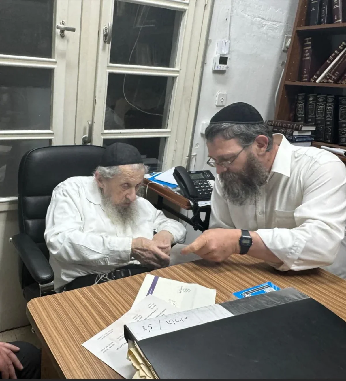 "לשמור על קיום עולם התורה": הכרעות כינוס החירום בבית מרן הרב לנדו