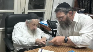 "לשמור על קיום עולם התורה": הכרעות כינוס החירום בבית מרן הרב לנדו