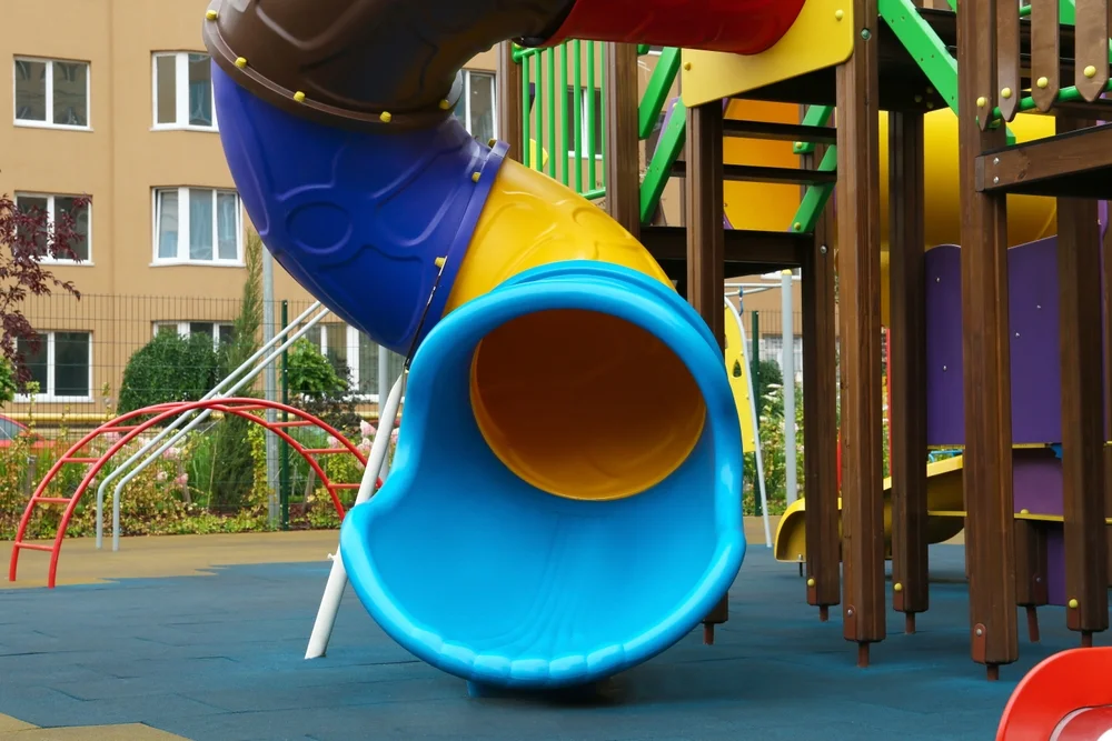 צעיר בגרמניה נמצא חי בתוך מגלשה צעיר בגרמניה נמצא חי בתוך מגלשה