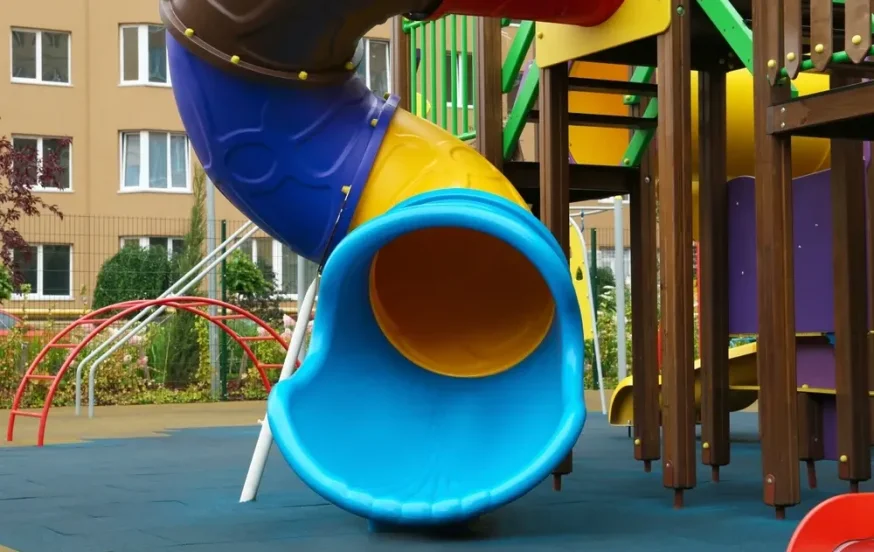 צעיר בגרמניה נמצא חי בתוך מגלשה צעיר בגרמניה נמצא חי בתוך מגלשה