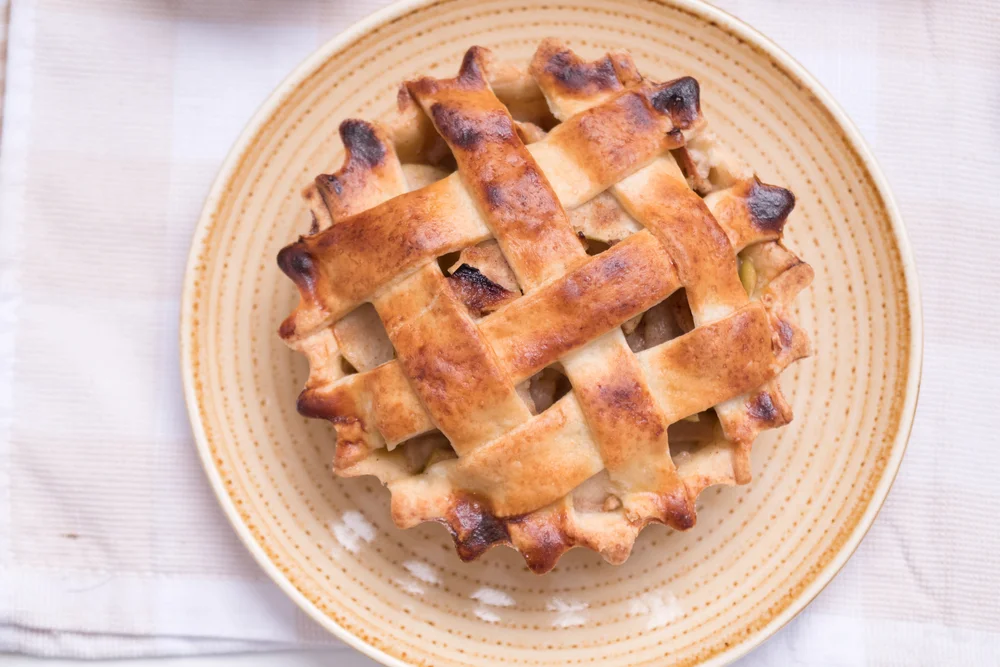 עוגת תפוחים משלושה מרכיבים בלבד עוגת תפוחים משלושה מרכיבים בלבד