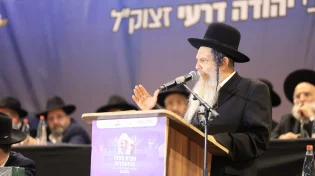 הרב שלום ארוש: "מי שילך עם האור של חנוכה הוא מוגן"