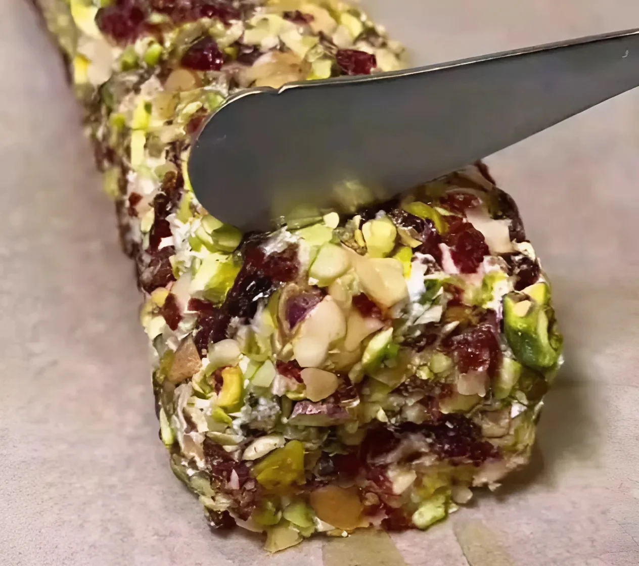 גליל גבינת שמנת עם אגוזים