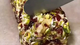 אתם הולכים לעוף עליו: גליל גבינת שמנת עם אגוזים