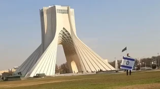 אומץ יוצא דופן: אזרח איראני מניף את דגל ישראל בלב טהרן