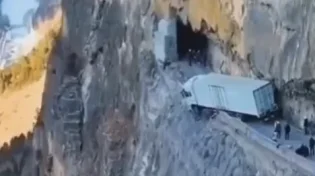 עוצר נשימה: המשאית כמעט נפלה לצוק המפחיד ביותר