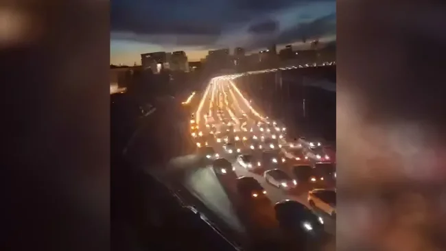 אלף טסלות במופע אורות סוחף: מחזה טכנולוגי שלא נראה כמותו