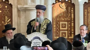 רגע היסטורי: מרן הגאון רבי דוד יוסף הוכתר לראשון לציון בגלימת אביו