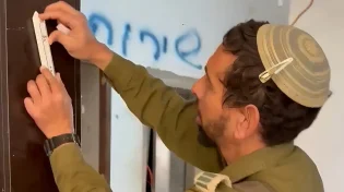 קביעת מזוזה בבית הכנסת בעזה