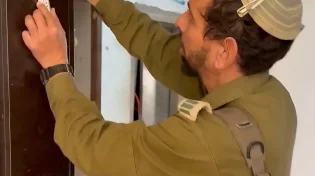 קביעת מזוזה בבית הכנסת בעזה