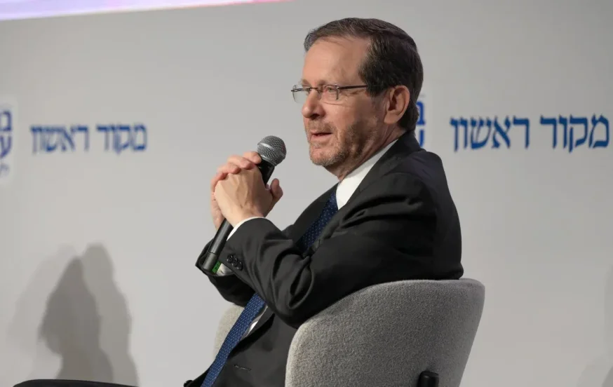 הרצוג על סוגיית חנינה לנתניהו: "אנשים צריכים לבקש ולרצות" הרצוג על סוגיית חנינה לנתניהו: "אנשים צריכים לבקש ולרצות"