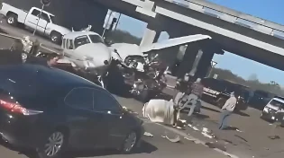 המטוס התרסק באמצע כביש מהיר