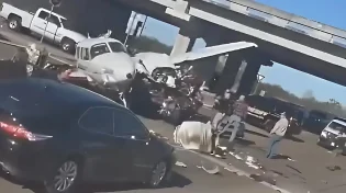 המטוס התרסק באמצע כביש מהיר