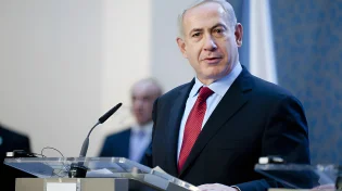 "לא צריך לעשות 'וואו' מכל פתק שרה"מ מקבל": נתניהו קיבל מעטפה בזמן עדותו, התביעה התרעמה