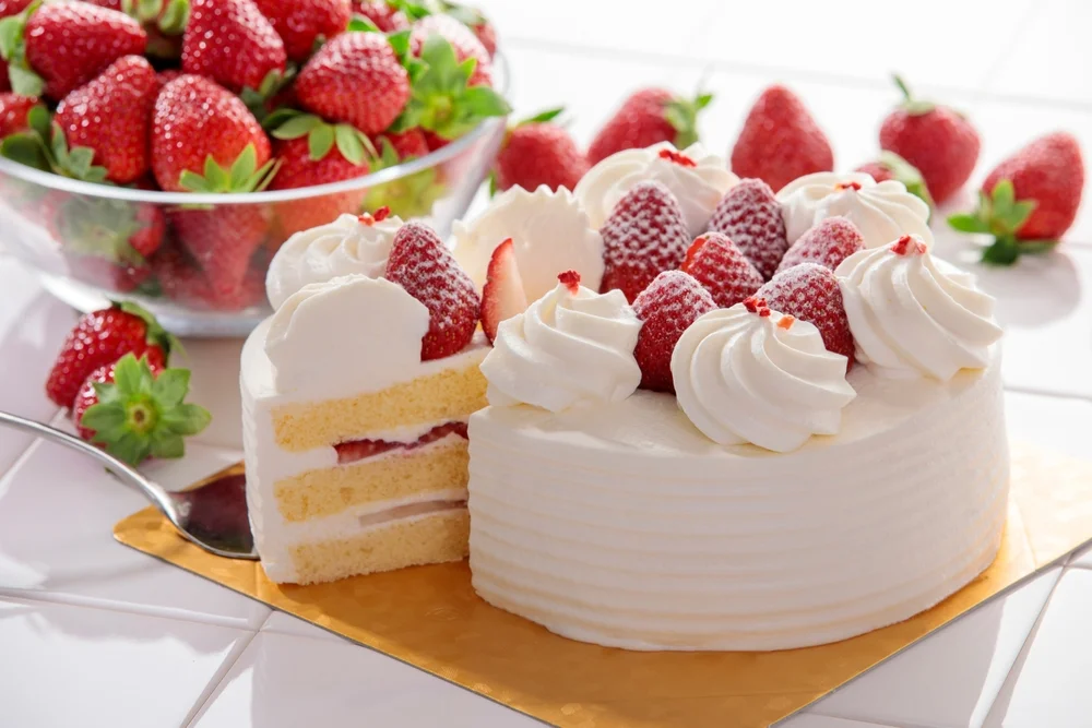 עוגת קרם תותים טעימה שגם אתם תוכלו להכין עוגת קרם תותים טעימה שגם אתם תוכלו להכין