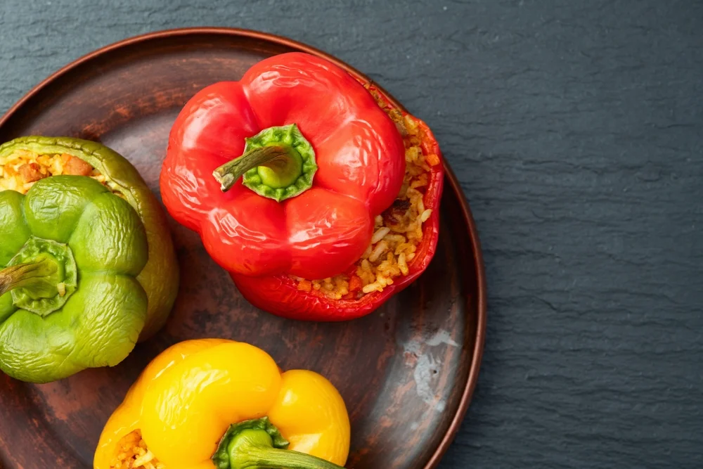 מתכון לפלפלים ממולאים צמחוניים מתכון לפלפלים ממולאים צמחוניים