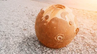 יוטיובר באוסטרליה חושף ממצא מסתורי: מוקש ימי מתחת לרציף