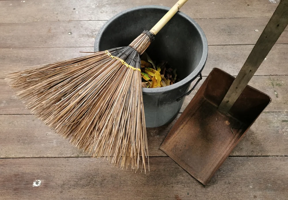 3 רעיונות מעניינים לעיצוב הבית עם מטאטא ישן 3 רעיונות מעניינים לעיצוב הבית עם מטאטא ישן