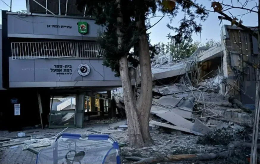 בנס גדול: הטיל החות'י פגע בבית הספר בשעות הלילה בנס גדול: הטיל החות'י פגע בבית הספר בשעות הלילה