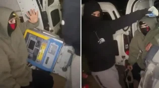 ללא פחד: גנבו את הכספומט והצטלמו עם הכסף