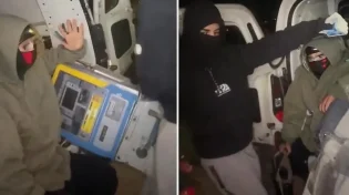ללא פחד: גנבו את הכספומט והצטלמו עם הכסף