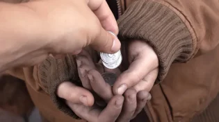 מה מעשים טובים גורמים לנו להרגיש?